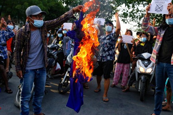 미얀마 시위대가 민 아웅 흘라잉 군 최고사령관의 아세안 회의 참석에 반대하며 아세안기를 불태우고 있다. [로이터=연합뉴스]