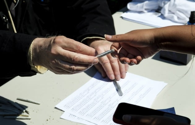 미국 워싱턴주가 코로나19 백신을 접종하는 성인에게 대마초를 경품으로 주기로 했다. /사진=EPA