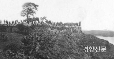 초지진을 점령한 미군은 덕진진을 손쉽게 점령했다. 미군이 덕진진에서 환호성을 지르고 있다.