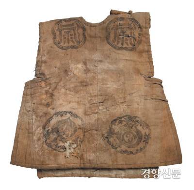 조선군은 무명천을 12~13겹 겹쳐 만든 ‘면갑옷’을 입고 싸웠다. 이 면갑은 화승총 같은 무기에는 나름 효과적이었다. 하지만 최신식 서양 무기 앞에서는 별무신통이었다. 한여름에 착용하기는 너무 더웠고, 또한 불에 약하여 뜨거운 납탄을 맞으면 쉽게 불타버리는 약점이 있었다.