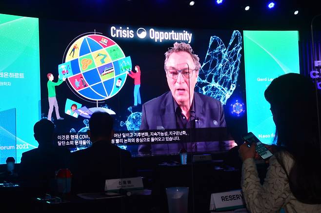 Gerd Leonhard speaks on why the circular economy is the only answer to the post-pandemic world in his keynote speech at H.eco Forum 2021 held in Seoul, Thursday (Park Hyun-koo/The Korea Herald)
