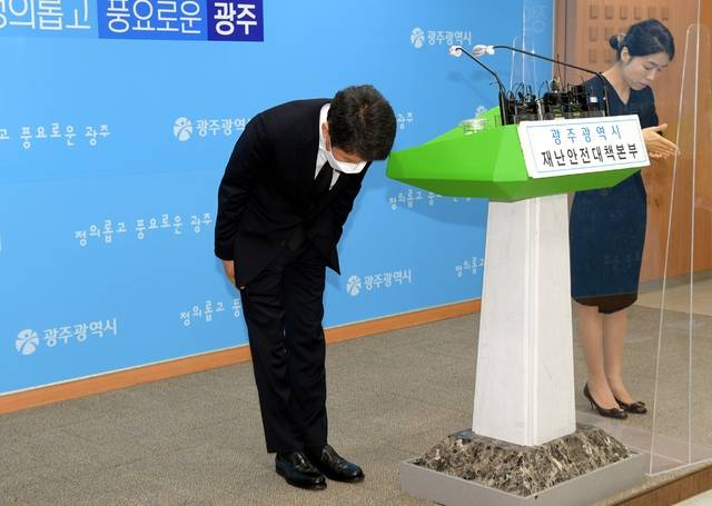 정몽규 HDC 회장이 광주 동구 학동 재개발 건물 붕괴 참사와 관련 10일 광주시청에서 기자회견을 갖고 고개를 숙이고 있다. /사진=광주시 제공·광주 뉴시스 송창헌 기자