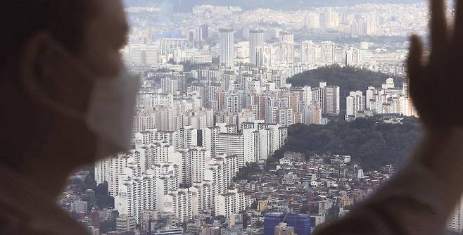 문재인 정부의 부동산 정책이 딜레마에 빠졌다. 어떤 결정을 내려도 비판을 받을 수밖에 없는 상황으로 주택시장은 어느 때보다 불확실성이 커졌다. 남산서울타워 전망대에서 바라본 서울시내 아파트 밀집지역 모습. [헤럴드경제DB]