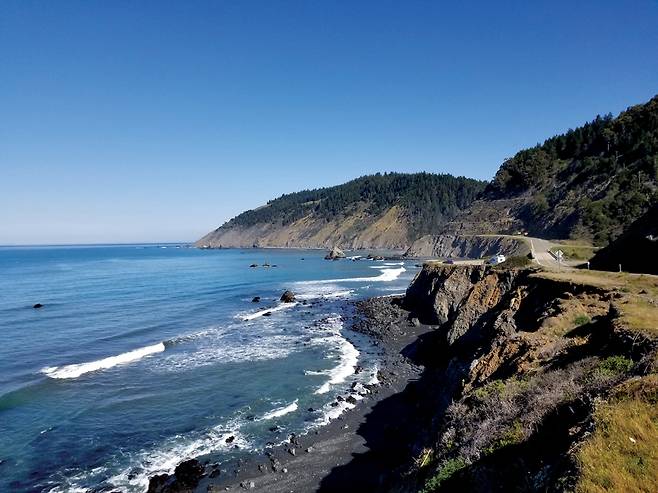 유레카를 지나는 101번 고속도로는 절경의 태평양 해안선을 끼고 캐나다 국경까지 북상한다.