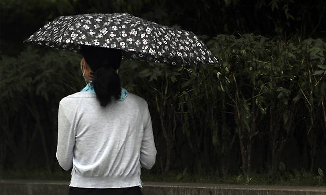 10일 서울 시내에서 한 시민이 우산을 들고 있다. 연합뉴스