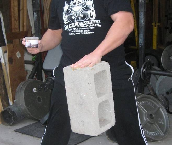 ▲ 아마존 제품 페이지에 있는 스파이더 택 홍보 사진. 콘크리트로 된 블록마저 손바닥에 붙어있을 정도로 엄청난 접착력을 지닌 물질이란 점을 알 수 있다(사진=아마존)