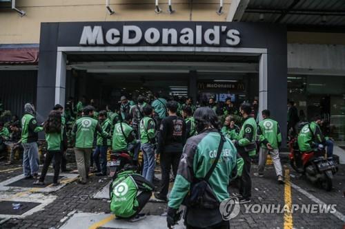 맥도날드 앞에 BTS메뉴 사러 줄선 배달 기사들 [AFP=연합뉴스]
