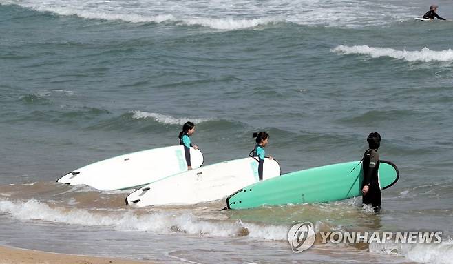'여름이 성큼'…초여름 더위 날리는 서핑 [연합뉴스 자료사진]