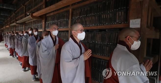합천 해인사 팔만대장경 공개 (합천=연합뉴스) 김동민 기자 = 합천 해인사 스님이 10일 오후 경남 합천군 해인사 장경판전 법보전을 둘러보고 있다. 해인사는 팔만대장경을 19일부터 매주 토, 일요일 일반에게 공개한다고 밝혔다. 2021.6.10 image@yna.co.kr