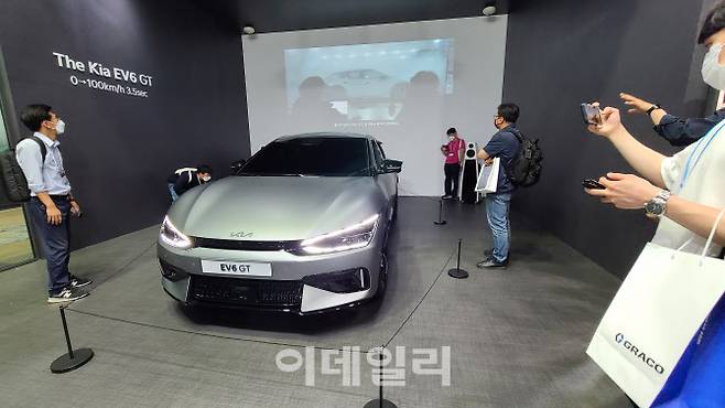 xEV 트렌드 코리아 2021이 서울 코엑스에서 12일까지 진행된다. 기아의 EV6는 이 전시회에서 대중에게 처음 공개됐다. (사진=손의연 기자)