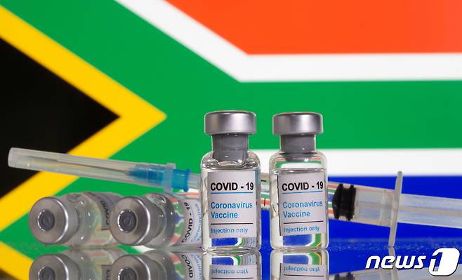 남아프리카공화국 국기와 신종 코로나바이러스 감염증(코로나19) 백신. © 로이터=뉴스1