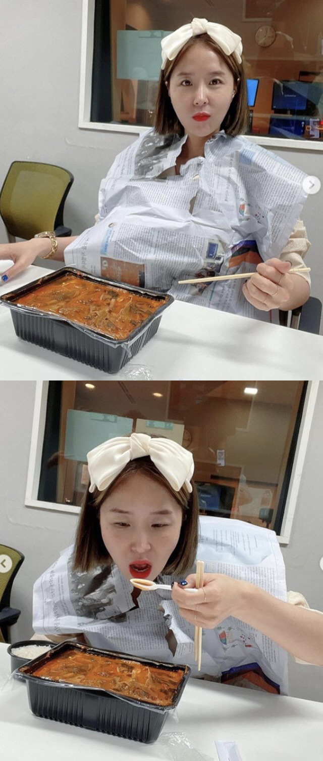 Group Koyote member Shin Ji has Lunch meal Celebratory photohas released the book.Shin Ji said on his 11th day instagram, Today Lunch menu red soup ~ I used newspaper as soon as possible... What?I had an apron ... Ill be running live because I ate it well. In the open photo, Shin Ji is eating the spicy food of red soup with Lunch.Shin Ji, who thought he had no apron, used a hole in the newspaper like my apron.However, after discovering the apron, he looks like a futile expression and laughs.On the other hand, Shin Ji is working as a DJ for MBC standard FM Jung Jun Ha, Shin Jis single bungle show.