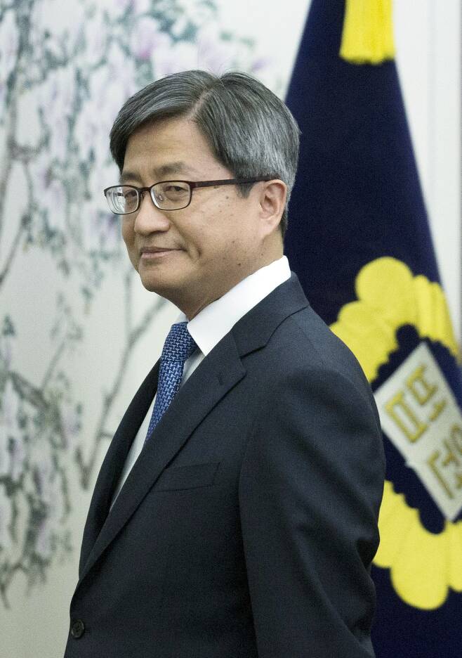 2017년 10월 25일 오후 김명수 대법원장이 서울 서초구 대법원에서 열린 취임기념 기자간담회에 입장하고 있다.