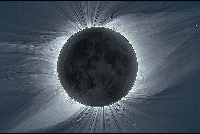 달이 태양 앞을 지나가는 개기일식 때 ‘코로나‘를 촬영한 모습. 사이언스 제공
