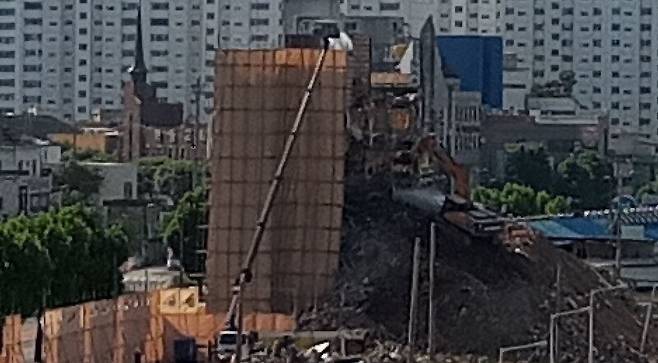 지난 9일 오후 광주시 동구 학동 재개발 지역 5층 건물이 붕괴되기 1시간 전에 철거 작업이 진행되고 있다. 신아무개씨 제공