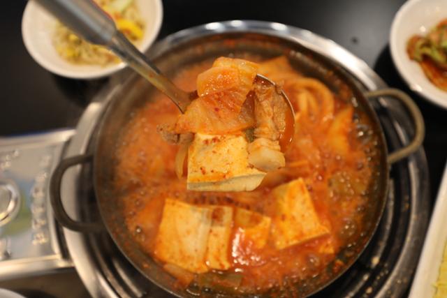 제주 돼지고기를 듬뿍 넣은 구리 애월식당의 제주돼지 김치찌개. ⓒ박준규