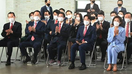 국민의힘 당 대표 후보자인 나경원(오른쪽 부터), 이준석, 조경태, 주호영, 홍문표 후보가 11일 서울 영등포구 중앙당사에서 열린 전당대회에서 박수치고 있다.연합뉴스