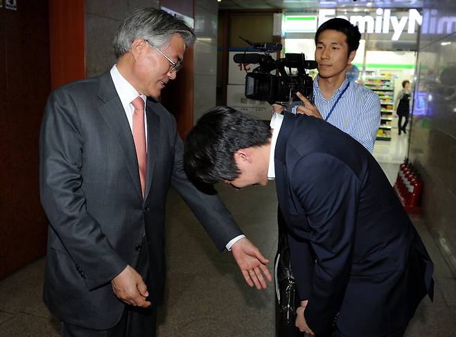 2012년 5월 8일 이준석 새누리당(현 국민의힘) 비상대책위원이 국회 앞 금산빌딩에서 당시 민주통합당 상임고문이었던 문재인 대통령을 만나 고개 숙여 사과를 하고 있다. 이날 이 대표는 문 대통령의 목을 베는 내용의 패러디 만화를 자신의 페이스북에 링크를 한 것과 관련해 사과했다. 뉴스1