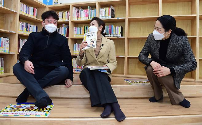 국민의힘 이준석 서울 노원구 당협위원장(왼쪽)아 지난 2월 노원어린이도서관에서 나경원 서울시장 예비후보(가운데)와 대화하고 있다. 중앙포토