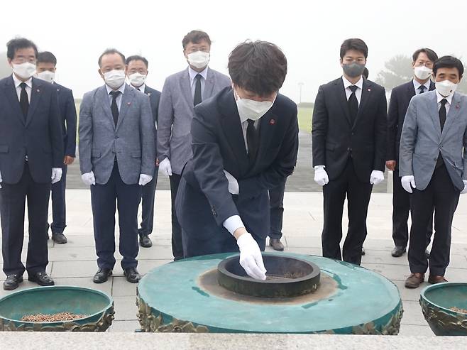 국민의힘 이준석 당 대표 후보가 지난 4일 제주시 봉개동 4.3평화공원 위령탑을 방문해 참배하고 있다. 뉴시스