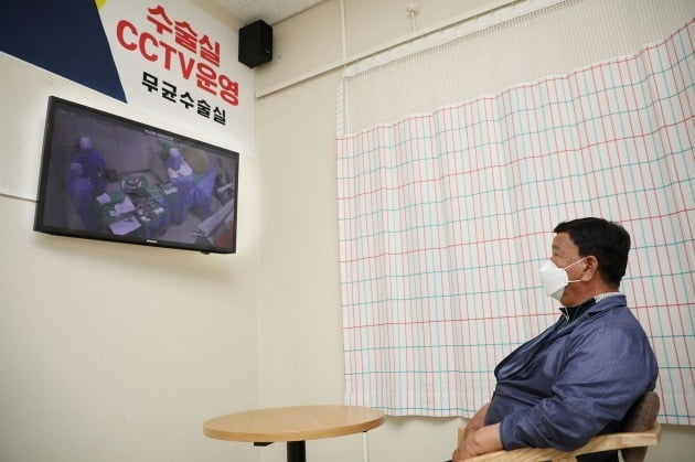 인천 부평힘찬병원 수술실 CCTV통해 실시간으로 수술장면을 시청하는 환자 보호자. 힘찬병원