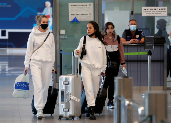 지난 7일(현지시간) 스페인 남부 말라가의 말라가-코스타델솔 공항에 도착한 관광객들이 이동하고 있다. 로이터연합뉴스