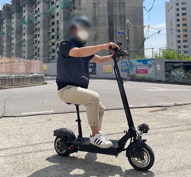 ▲ 임지훈씨가 전동킥보드를 타고 출퇴근하는 모습. 현대HCN 상주서비스센터를 맡는 위탁업체 측은 지난 3월 노조원에만 출퇴근 차량지원을 거뒀다. 임씨가 노조원과 비노조원 차별 대우를 항의한 날 사측은 그를 강등 조치하고 상주에서 북삼으로 발령했다. 사진=희망연대노조 제공