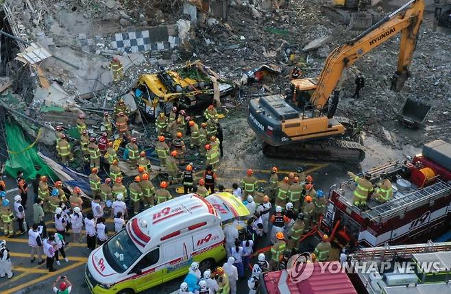 9일 오후 광주 동구 학동의 한 철거 작업 중이던 건물이 붕괴, 도로 위로 건물 잔해가 쏟아져 시내버스 등이 매몰됐다. 사진은 사고 현장에서 119 구조대원들이 구조 작업을 펼치는 모습.  연합뉴스