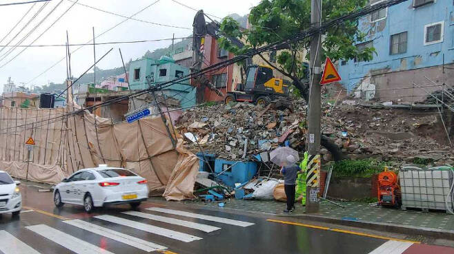 별다른 안전조치 없이 철거 작업이 진행되고 있는 것을 발견한 경찰은 작업을 즉시 중단시켰다. 부산경찰청 제공