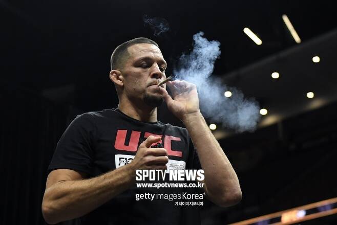 ▲ 네이트 디아즈는 2019년 UFC 241 공개 훈련에서 CBD를 피운 적이 있다. 그런데 이번엔 대 놓고 마리화나를 뻐끔뻐끔 피웠다.