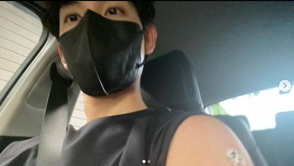 ..My boyfriends visualActor Siwan reveals Jansen vaccine Inoculation Celebratory photoI reported the current situation by posting.Siwan posted two photos on his Instagram on the 11th with an article entitled janssen vaccinated.The photo shows Siwan taking a selfie in the car, with a band shot and attached with a shot drawing attention while walking on one sleeve and revealing their forearms.Fans responded, I hope youre okay and Im troubled.On the other hand, Siwan is meeting with the fans in the TVN Run House 2, showing off his youngest and cooking skills.