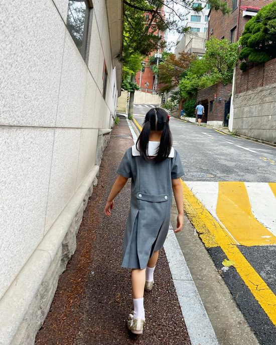 Park Sol-mi, who finished her two daughters equal circle, headed to her first daughters school, where she left a spoonbag and a water pail.Park Sol-mi posted a picture on Instagram on the 11th with an article called Earth Wan.The photo released on the day showed Park Sol-mi in a red dress, and Park Sol-mis colorful fashion sense, which replaced her daughters backpack, attracted attention.Park Sol-mi, who returned home after finishing his two daughters school, laughed, saying, I do not take the first water bucket and run back to school.Park Sol-mi also said, I did not see it today. Park Sol-mi also said, I waited too...Park Sol-mi has two daughters in 2013 with actor Han Jae-suk and marriage.Photo: Park Sol-mi Instagram