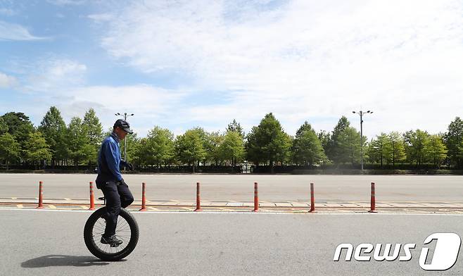 대전 서구 한밭수목에서 한 시민이 외발자전거를 타고 있다. 뉴스1 © News1