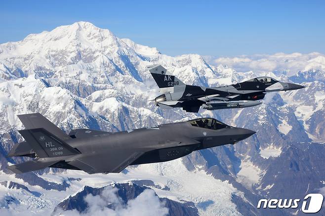 작년 8월 미국 알래스카주에서 실시된 '레드플래그 알래스카 20-3' 훈련에 참가한 미 공군의 F-35A '라이트닝2' 스텔스 전투기(왼쪽)와 F-16 '파이팅 팰컨' 전투기 (미 공군) © 뉴스1