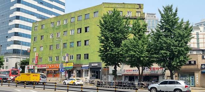 1937년 준공된 서울 충정로3가 충정아파트.  서울 지하철 5호선 충정로역 앞 대로변에 있다. 준공당시엔 도요타아파트로 불렸다.  84년이 넘은  지금도 아파트로 쓰인다. 1932년 준공으로도 알려졌지만, 최근 연구에서 1937년 준공으로 밝혔다./김기철 기자