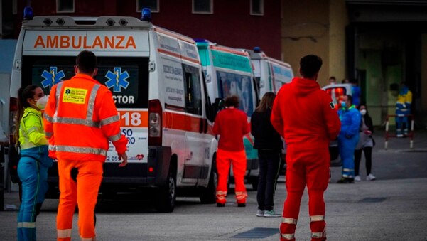 지난 3월 11일(현지 시각) 이탈리아 남부 나폴리 카스텔람마레 디 스타비아의 산 레오나르도 병원에서 신종 코로나바이러스 감염증 환자를 싣고 온 구급차들이 병원 밖에 줄지어 서 있다. /EPA=연합뉴스