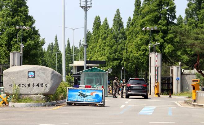 공군 여성 부사관 성추행 피해자 사망사건이 발생한 충남 서산 공군 20전투비행단 정문에서 9일 병사들이 출입 차량을 통제하고 있다. /연합뉴스