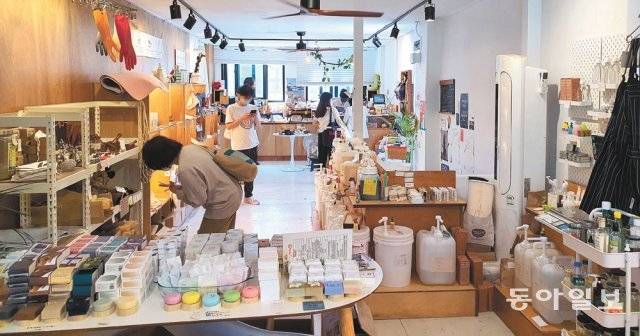 5일 오후 서울 마포구 ‘알맹상점(알맹)’을 찾은 시민들이 가게를 둘러보고 있다. 알맹은 플라스틱 튜브를 사용하지 않아도 
되는 고체 치약과 대나무 칫솔, 필요한 만큼 덜어서 사 가는 화장품과 세제 등을 판매하는 ‘제로 웨이스트’(쓰레기 없는) 가게다.
 1년 전 알맹이 문을 연 이후 국내 제로 웨이스트 가게는 2개에서 90여 개로 급증했다. 강은지 기자 
kej09@donga.com