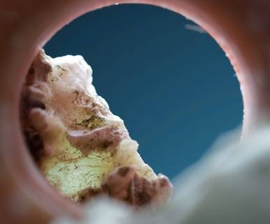 기묘한 낯선: 주황부표 고리 │바닷길을 안내하거나 위험 지역을 표시하기 위해 쓰이는 부표는 대표적인 해양 폐기물 중 하나다. 작가는 플라스틱 부표에 붙어 자란 굴 껍데기를 색다른 각도에서 바라봤다. 마치 현미경으로 바라본 듯한 구도는 뉴락에 신비함을 더한다. 장한나 제공