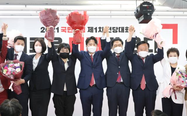 국민의힘의 새 지도부를 선출하는 전당대회가 11일 서울 여의도 중앙당사에서 열린 가운데 이준석 당대표 당선자(가운데)와 최고위원 당선자들이 기념촬영을 하고 있다. 오대근 기자