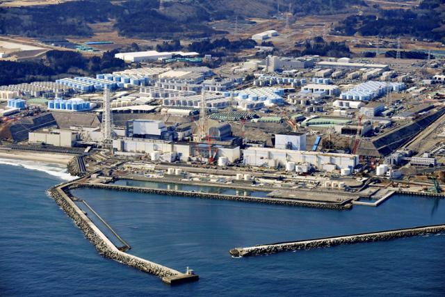 2월 13일 일본 후쿠시마현 오쿠마타운 후쿠시마 제1원전의 처리수 저장탱크가 보인다. 로이터 연합뉴스