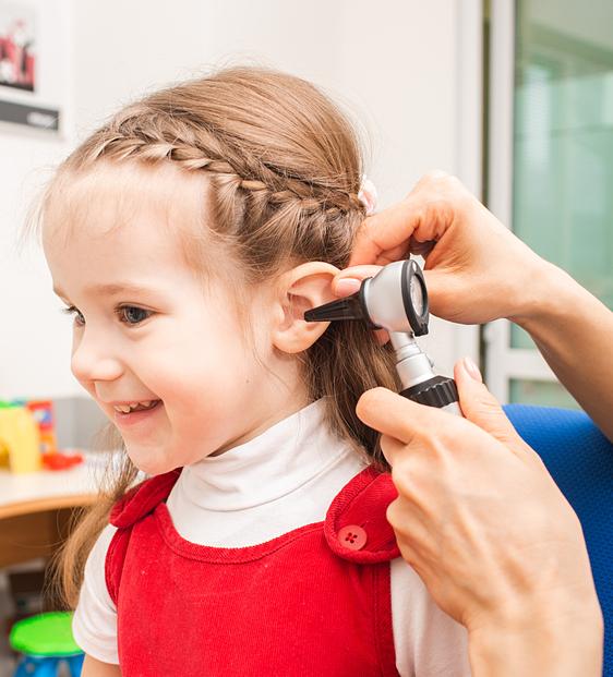 어린이들이 자주 걸리는 중이염을 제때 치료하지 않으면 자칫 청력을 손상할 수 있다. 게티이미지뱅크
