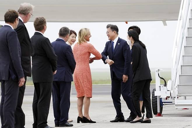 G7 정상회의에 참석하는 문재인 대통령이 11일(현지시간) 영국 콘월 뉴키 공항에 도착해 전용기에서 내려 환영나온 제인 하틀리(Jane Hartley) 콘월 부주지사와 인사를 나누고 있다. [사진=뉴시스]