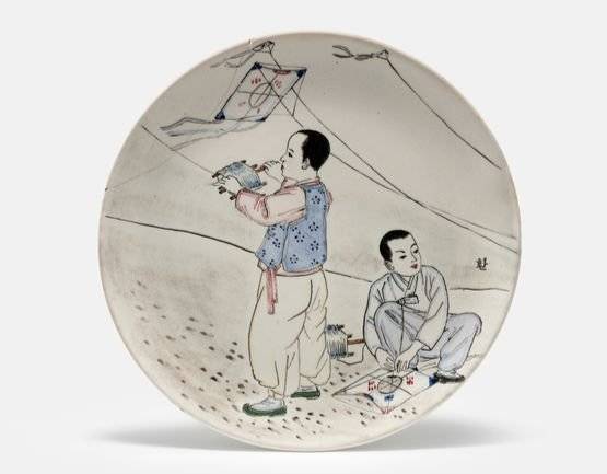 대한도기에서 생산한 풍속화 시리즈 중 연날리기 그림 백자 접시_김환기 추정. [사진 국립민속박물관]