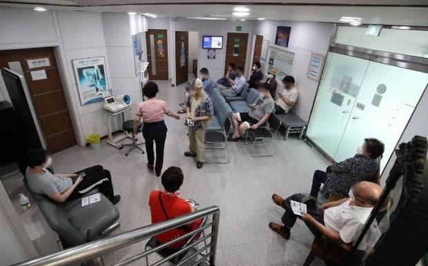 30세 이상 예비군 등에 대한 얀센 백신 접종이 시작된 지난 10일 서울 동작구 경성의원에서 시민들이 백신 접종을 기다리고 있다. [사진=연합뉴스]