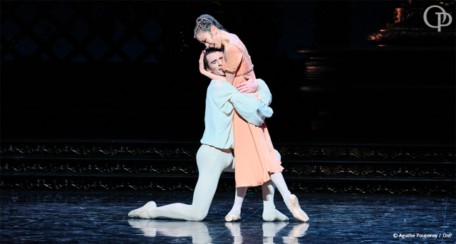파리오페라발레가 10일 개막한 '로미오와 줄리엣'에서 주인공을 맡은 폴 마르케와 박세은이 파드되(이인무)를 추고 있다.  파리오페라극장 공식 페이스북