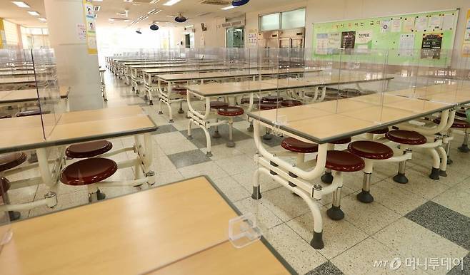서울의 한 학교 급식실에 투명 가림막이 설치돼 있다. /사진=김휘선 기자 hwijpg@