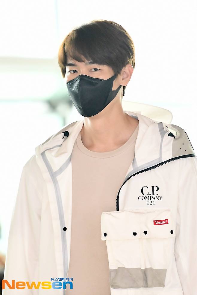 Actor Yoo Yeon-Seok departs for Jeju Island on June 12th at Gimpo International Airport in Banghwa-dong, Gangseo-gu, Seoul.