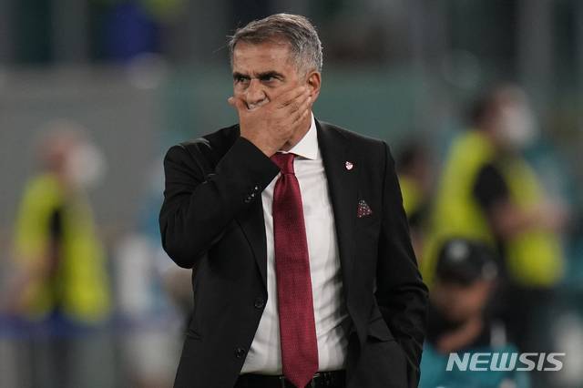 [로마=AP/뉴시스] 터키의 세뇰 귀네슈 감독. 2021.06.11.