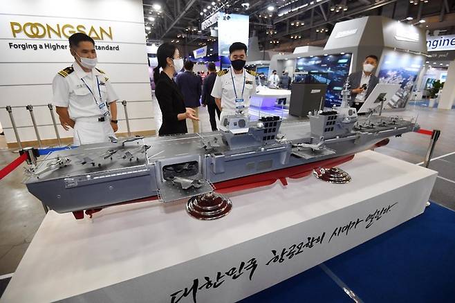 2021 부산국제조선해양대제전이 개막한 9일 부산 벡스코 제1전시장 내 해군 부스에서 관계자들이 경항공모함 모형을 살펴보고 있다. 부산=뉴시스